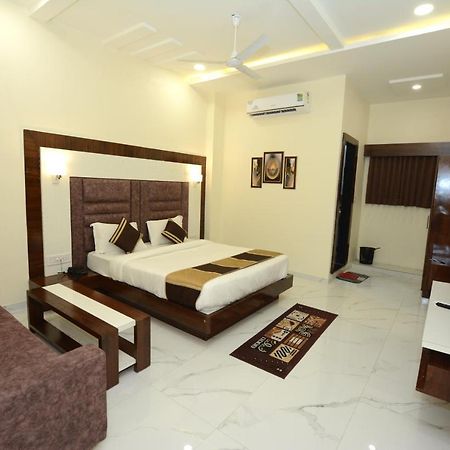 Hotel Villa Inn Anand Bagian luar foto