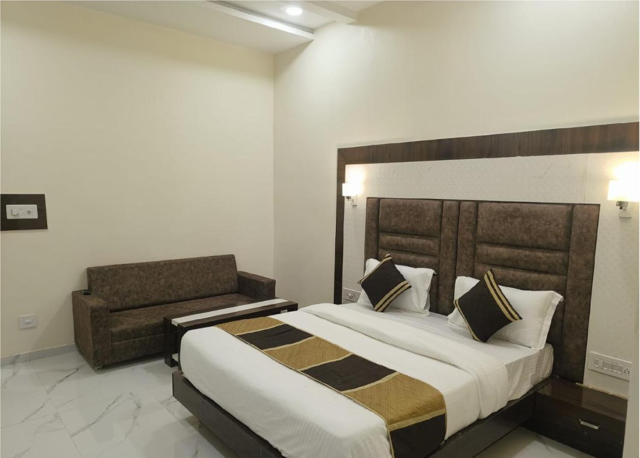 Hotel Villa Inn Anand Bagian luar foto