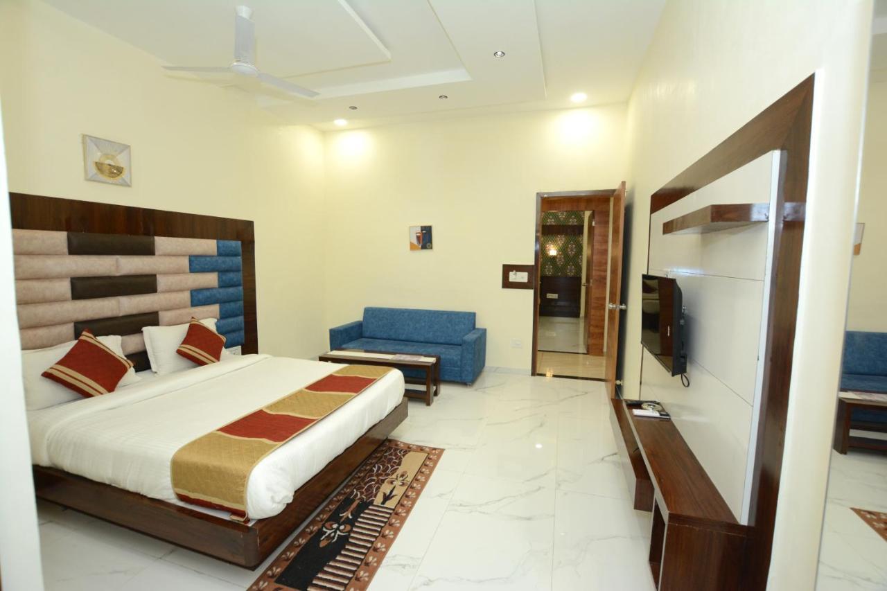 Hotel Villa Inn Anand Bagian luar foto