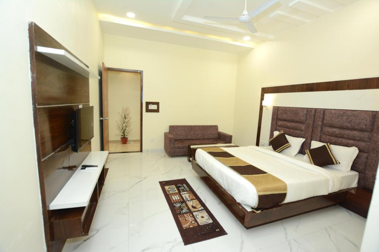 Hotel Villa Inn Anand Bagian luar foto