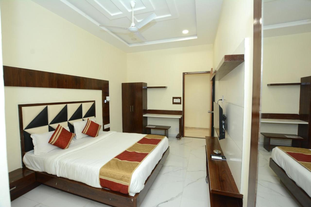 Hotel Villa Inn Anand Bagian luar foto