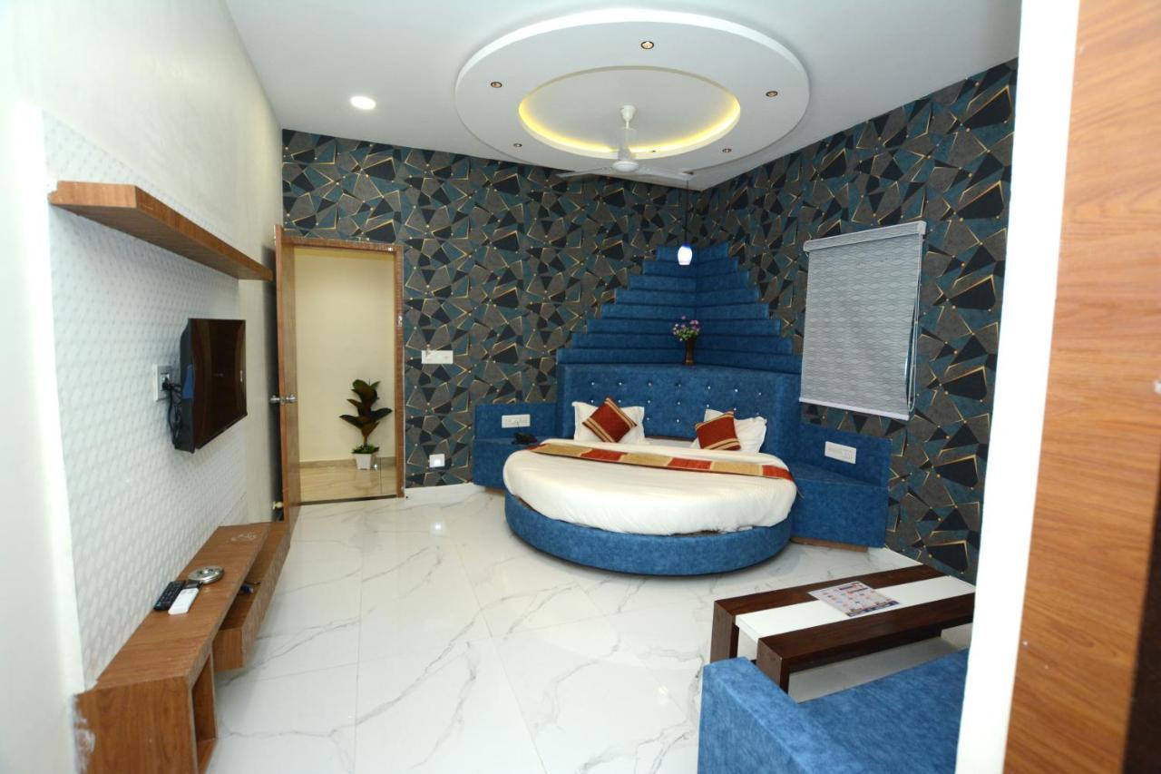 Hotel Villa Inn Anand Bagian luar foto