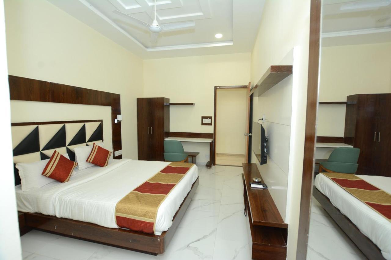 Hotel Villa Inn Anand Bagian luar foto
