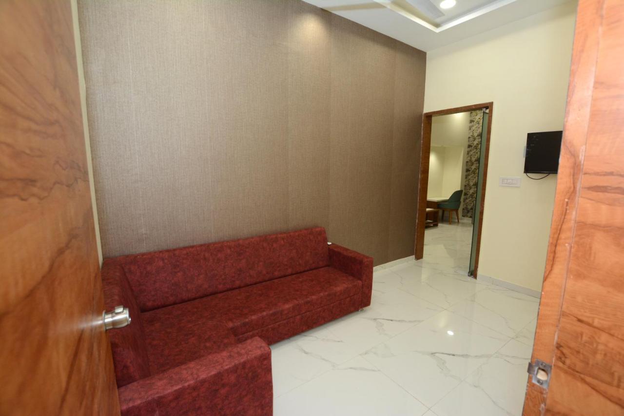 Hotel Villa Inn Anand Bagian luar foto