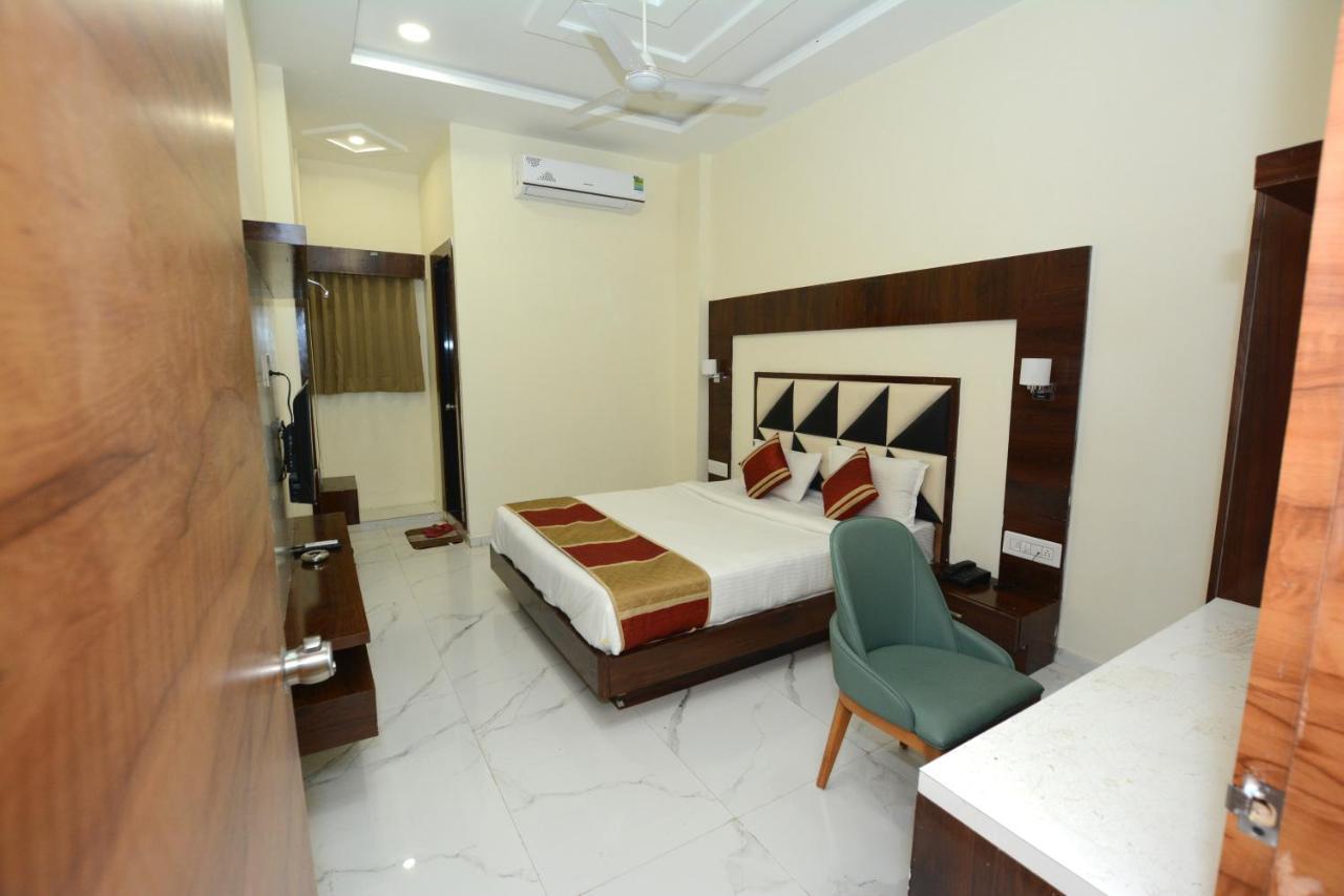 Hotel Villa Inn Anand Bagian luar foto