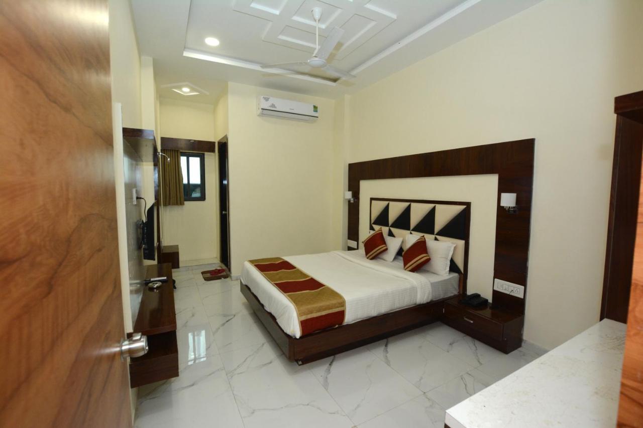 Hotel Villa Inn Anand Bagian luar foto